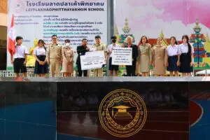 Read more about the article นายกสมาคมศิษย์เก่าและสมาคมผู้ปกครองและครู มอบเงินสนับสนุนจัดกิจกรรมกีฬาสี
