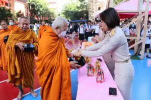 Read more about the article พิธีทำบุญตักบาตรถวายเป็นพระราชกุศลอุทิศแด่ ในหลวงรัชกาล 9 และพระพันปีหลวง