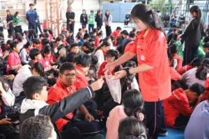 Read more about the article ผู้บริหาร ครู และนักเรียน ร่วมบริจาคเงินช่วยน้ำท่วมทางภาคใต้