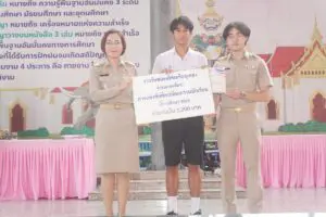 Read more about the article มอบเกียรติบัตรงานศิลปหัตถกรรม