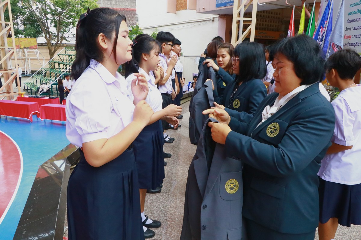 Read more about the article พิธีมอบชุดสูทสภานักเรียน