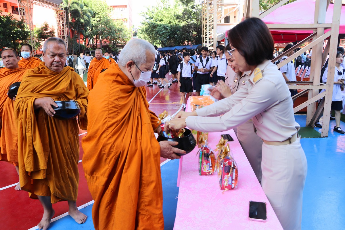 Read more about the article พิธีทำบุญตักบาตรถวายเป็นพระราชกุศลอุทิศแด่ ในหลวงรัชกาล 9 และพระพันปีหลวง