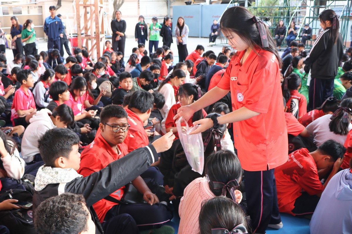 Read more about the article ผู้บริหาร ครู และนักเรียน ร่วมบริจาคเงินช่วยน้ำท่วมทางภาคใต้