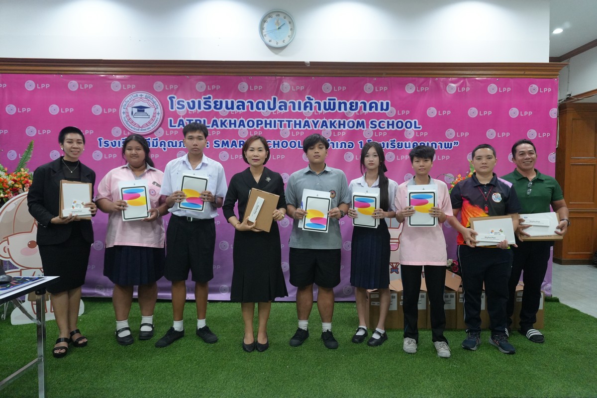 Read more about the article นักเรียนระดับชั้น ม.ปลายรับไอแพดเพื่อการศึกษา
