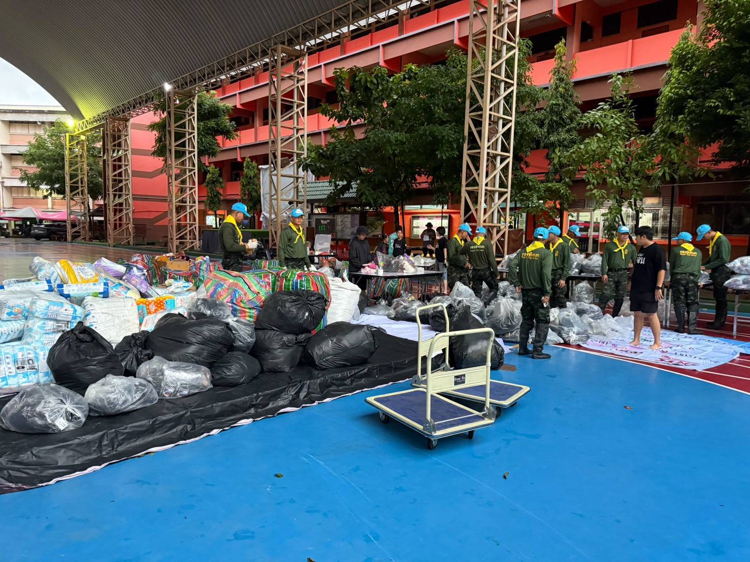 You are currently viewing ร่วมกับอีจัน–ทหารอาสา ช่วยเหลือผู้ประสบอุทกภัย